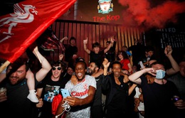 ẢNH: CĐV Liverpool tập trung ăn mừng chức vô địch Ngoại hạng Anh sau 30 năm chờ đợi