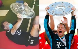 Manuel Neuer tập luyện cùng chiếc đĩa bạc Bundesliga
