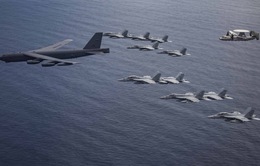Điều B-52 tập trận cùng tàu sân bay ở Biển Đông, Mỹ định 'thay lời muốn nói'?