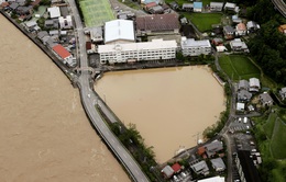 Mưa xối xả trút xuống miền Trung, Nhật Bản ra cảnh báo khẩn mức cao nhất về mưa lũ