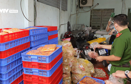 Phát hiện gần 2 tấn trứng gà non, tràng lợn đang phân hủy, chảy nước tại Hà Nội
