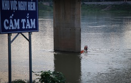 Đang trong mùa lũ, người dân Hòa Bình vẫn đua nhau tắm sông Đà