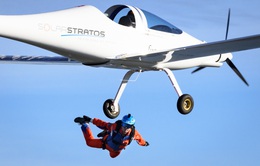 Cú nhảy dù đầu tiên trên thế giới từ máy bay chạy bằng năng lượng mặt trời
