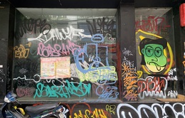 Đóng cửa phòng dịch COVID-19, hàng loạt cửa hàng trên phố bị vẽ bẩn