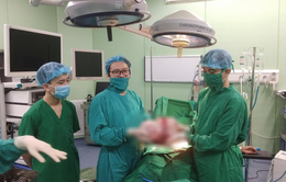 Phẫu thuật u nang buồng trứng khổng lồ cho bệnh nhân nữ bị suy kiệt