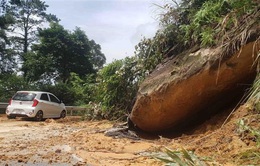 Hàng trăm mét khối đất đá sạt lở tại con đường duy nhất lên Tam Đảo