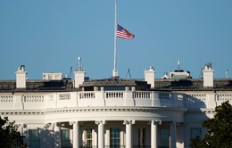Tổng thống Mỹ Donald Trump ra lệnh treo cờ rủ để tưởng nhớ 2 sĩ quan cảnh sát thiệt mạng trong vụ bạo loạn