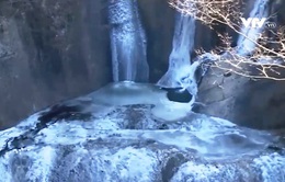 Thác nước Fukuroda đóng băng vì giá lạnh