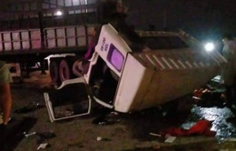 Xe tải va chạm với xe đầu kéo, 6 người bị thương