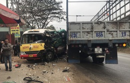 Xe tải đấu đầu xe bus, nhiều hành khách bị thương