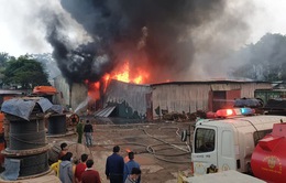 Cháy lớn tại kho hàng sát chợ Xanh Linh Đàm