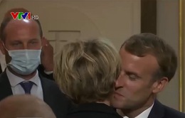 Người Pháp lại được phép hôn má khi chào nhau