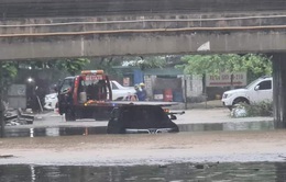 Đại lộ Thăng Long thành ''sông'', nhiều ô tô chết máy