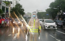 Hà Nội phân luồng, đảo đảm an toàn giao thông trong mưa bão