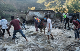 Lũ lụt và sạt lở đất cuốn trôi nhà cửa, khiến hơn 150 người thiệt mạng ở Ấn Độ và Nepal