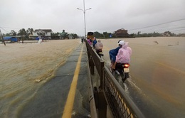 Quảng Nam: Quốc lộ 1A bị ngập, xe cộ đi lại khó khăn