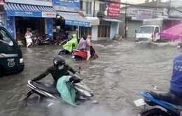 Nhiều tuyến đường tại TP Hồ Chí Minh ngập nặng sau cơn mưa lớn