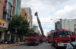 Cảnh sát cùng người dân cứu 16 người kẹt trong đám cháy ở Tân Bình