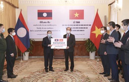 Việt Nam hỗ trợ khẩn cấp hơn 2 triệu USD và vật tư y tế cho Lào chống đợt COVID-19 mới
