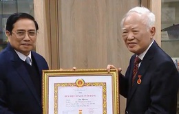 Trao huy hiệu 60 năm tuổi Đảng cho Nguyên Phó Thủ tướng Vũ Khoan