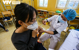 Học sinh ngoại thành Hà Nội hào hứng đi tiêm phòng vaccine COVID-19
