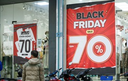 Giảm giá “sập sàn” ngày Black Friday, phố mua sắm vẫn vắng khách