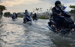 Triều cường đạt đỉnh gây ngập nhiều tuyến đường tại TP Hồ Chí Minh