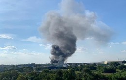 Xưởng gỗ tại Bình Dương cháy ngùn ngụt, 3 người bị bỏng