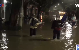Phú Yên: Trắng đêm cứu người chạy lũ