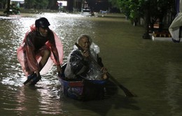 Nước lũ dâng cao, người dân Phú Yên tất tả chạy lũ trong đêm
