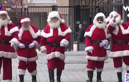 Những ông già Noel trong kỳ Giáng sinh "bình thường mới" tại Anh
