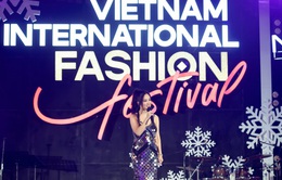 Diva Hồng Nhung, Lê Hiếu “đốn tim” khán giả tại Lễ hội thời trang quốc tế Việt Nam VIFF tại Novaland Gallery