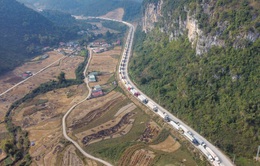 Nhiều xe đến Lạng Sơn không thể đi tiếp, cũng không thể quay về