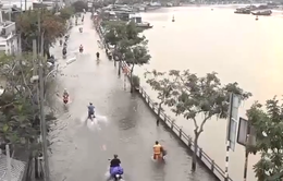 Triều cường đạt đỉnh gây ngập nhiều tuyến đường ở TP Hồ Chí Minh