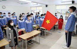 Học sinh lớp 12 tại Hà Nội đi học trở lại