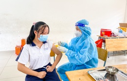 Việt Nam đang tham khảo ý kiến về tiêm vaccine COVID-19 cho trẻ từ 5-11 tuổi