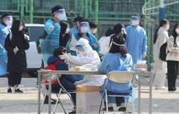 Tốc độ lây lan tăng chóng mặt, Hàn Quốc tăng cường điều trị COVID-19 tại nhà