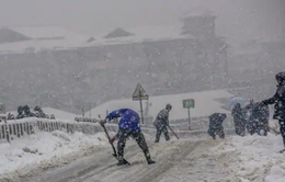 Nhiệt độ xuống thấp kỷ lục, tuyết rơi suốt đêm ở thủ phủ mùa hè của Ấn Độ