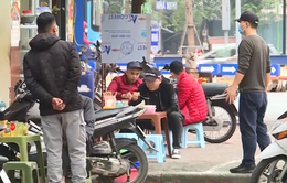 Hàng quán mở "chui" bất chấp quy định phòng dịch ở Hà Nội