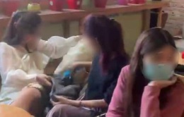Hà Nội xử phạt 30 người không đeo khẩu trang trong quán cà phê hoạt động lén lút