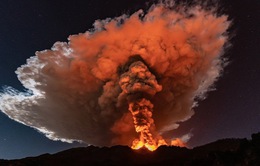 Cận cảnh núi lửa Etna phun trào, bừng sáng trời đêm Sicily (Italy)