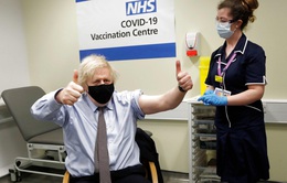 Thủ tướng Anh Boris Johnson tiêm vaccine AstraZeneca