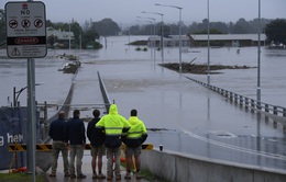 Khoảng 20.000 người vẫn bị mắc kẹt do lũ lụt ở miền Đông Australia