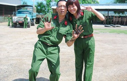 MC Hoàng Linh khoe ảnh cùng nhà báo Lại Văn Sâm cách đây 15 năm