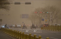 Trung Quốc tiếp tục ban bố cảnh báo vàng về bão cát