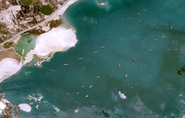 Ảnh vệ tinh cho thấy hàng trăm con tàu "trôi nổi" chờ đợi trên kênh đào Suez