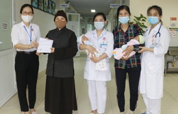 Cặp song sinh bị bỏ rơi tại Quảng Ninh được xuất viện