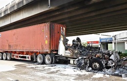 Xe container bốc cháy ngay cầu Phú Mỹ