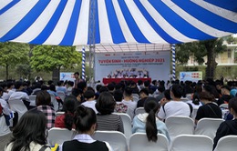 Hàng nghìn sĩ tử lớp 12 tham dự ngày hội tuyển sinh
