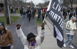Cảnh sát bắn tử vong thanh niên da màu, biểu tình phản đối phân biệt chủng tộc lại nổ ra ở Mỹ